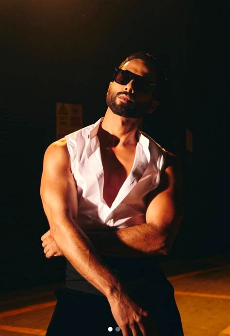 Shirtless Bollywood Men Shahid Kapoor In The Pool Daddy S So Hot