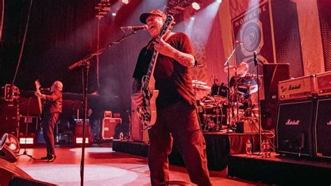 Sex Pistols cancela The Town após guitarrista quebrar pulso