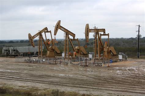 U.S. oil production drops in December, first decline in 5 years