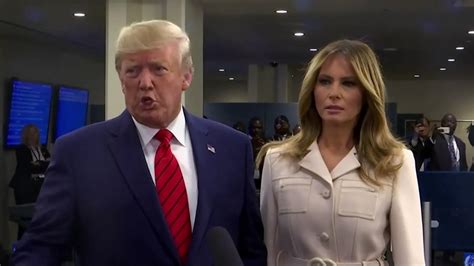 Un Gesto De Melania En Un Acto Con Donald Trump Se Hace Viral En Redes