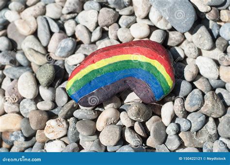 Pintura Del Arco Iris En El Guijarro De Piedra En Pebble Beach Imagen