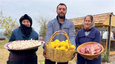 UN DÍA LLUVIOSO EN EL PUEBLO CAUCÁSICO LA ABUELA COCINA UN PLATO MUY