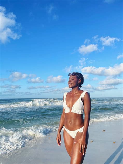 8 Hot Sexy Sindy Nguyen Bikini Pics