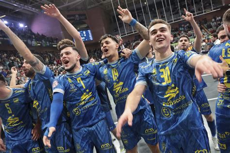 El Peníscola fa història en liderar la lliga regular de futbol sala per