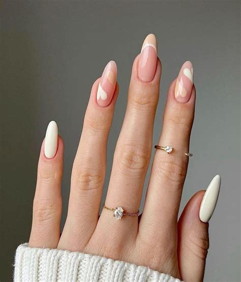 Inspiração de unhas nude French nails Simple nails Gel nails