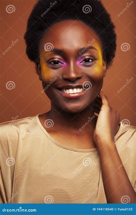 Jolie Jeune Femme Afro Am Ricaine Avec Des Cheveux Boucl S Posant Faire Des Gestes Gay Sur Les