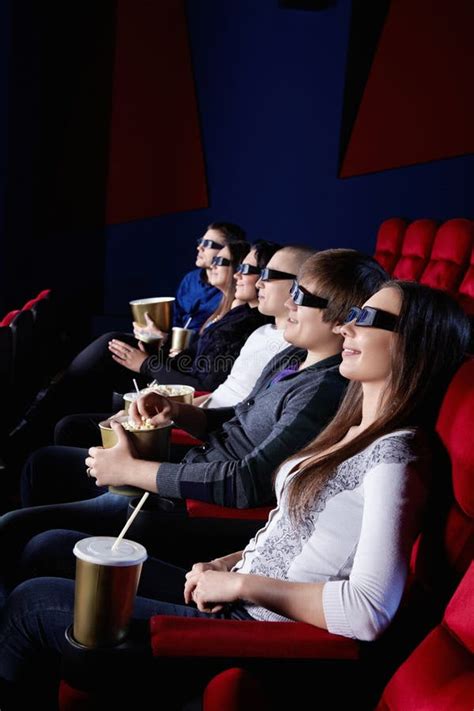 Leute Im Kino Das Gläser 3d Trägt Stockfoto Bild Von Paare Gläser