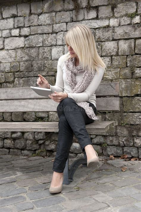 Junge Blonde Frau Mit Tablette Stockfoto Bild Von Vertikal Jahre 23842488