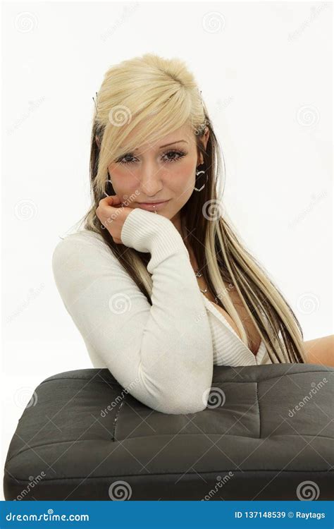 Portrait De Jeune Femme Blonde Attirante Image Stock Image Du Jeune Projectile