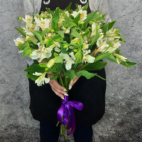 Букет из 15 альстромерий купить с доставкой по Москве. Миллион Букетов