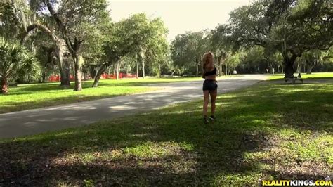 Big Boobed Milf Milf Hunter Amanda Verhooks Demonstrates Her Awesome Body