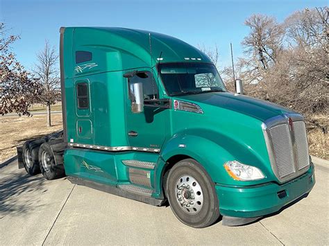 2019 Kenworth T680 Sleeper Semi Truck 76 High Roof Cummins 500hp