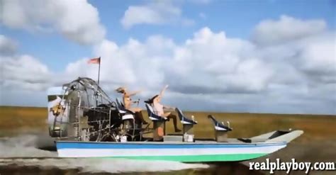 Sexy Girls Enjoyed Seabob And Reptile Wrangling While Naked