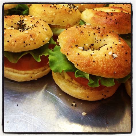 I Nostri Mini Bagel Farciti Con Hummus Di Ceci Croccante Lattuga E