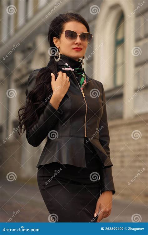 Mujer Joven De Moda Vestida De Negro En La Ciudad Europea Imagen De