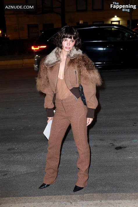 Emily Ratajkowski Sexy Flashes Her Hot Tits While Attending To Marc Jacobs Fashion Show In New