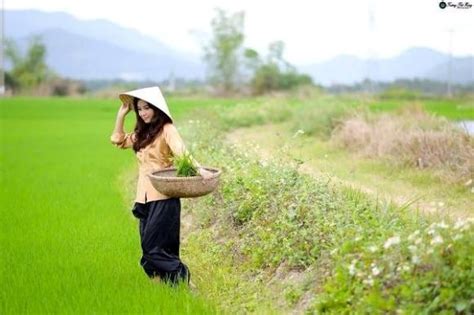 Hot girl xinh đẹp hóa thôn nữ xuống ruộng đi cấy