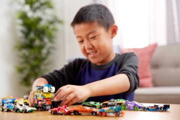 Hot Wheels 8 Li Temel Oyuncak Araba Ve Kamyon Seti Mattel