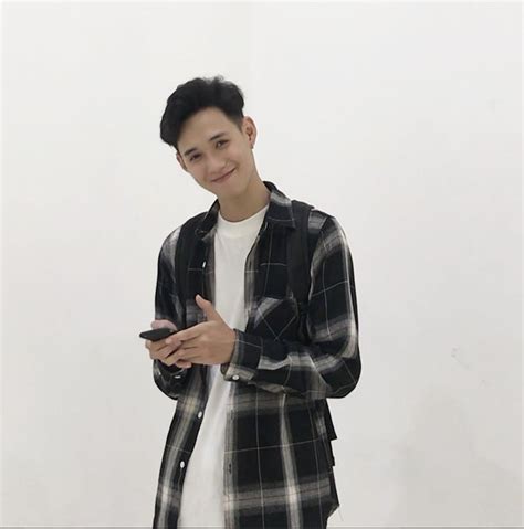 Bạo gan nhắn tin hỏi tuổi crush hot boy cao 1m86 cưa đổ chị xinh gái cao 1m54