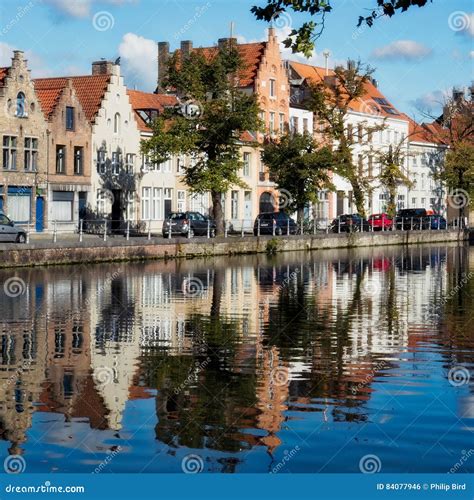 БРЮГГЕ, ЗАПАДНОЕ FLANDERS/BELGIUM - 26-ОЕ СЕНТЯБРЯ: Взгляд вдоль Cana ...