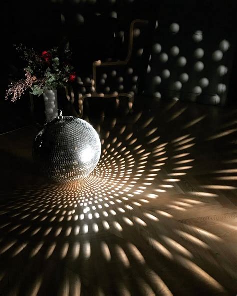 ЗЕРКАЛЬНЫЙ ШАР / MIRROR BALL