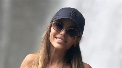 Evangelina Anderson lució su lomazo con una diminuta bikini lila