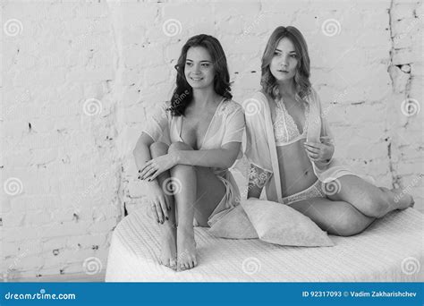 Lesbiennes Dans La Lingerie Sexy Image Stock Image Du Nuit Couples