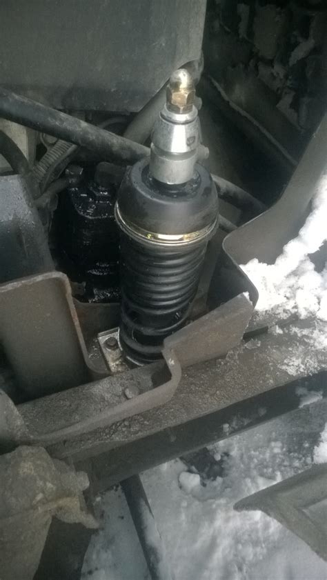 Замена пружины-амортизатора кабины — Mercedes-Benz Atego, 4,2 л, 1999 ...