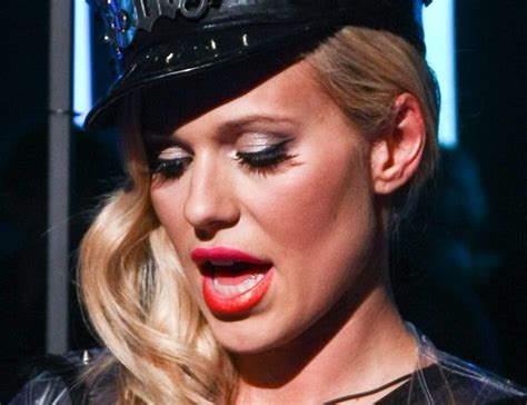 Doda W Stroju Z Sex Shopu Zdj Cia Pudelek