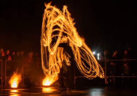 80+ Fotos, Bilder und lizenzfreie Bilder zu Funken Feuer Videos - iStock