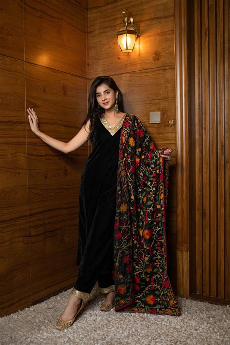 Women S Black Heavy Dupatta Velvet Kurta Set Label Shaurya Sanadhya