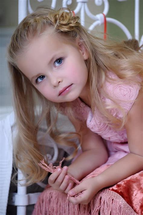 Portrait D Une Petite Fille Blonde Image Stock Image Du Blonde Mode