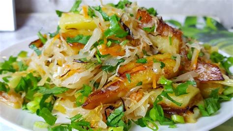 Жареная картошка с квашеной капустой, цыганка готовит. Постное блюдо ...
