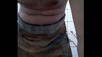 Yo bailando y mostrando mi culo en el baño XVIDEOS