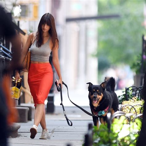 Emily Ratajkowski Busty Gorgeous Walking Dog - Hot Celebs Home