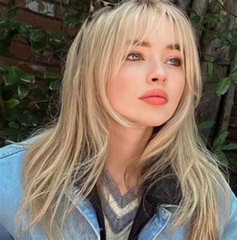 Sabrina Carpenter Blonde Hair With Bangs Haircuts Straight Hair Bangs With Medium Hair