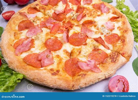 Primer De Los Salchichones De La Pizza En La Tabla Con Los Tomates Foto