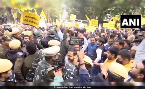 workers  aap bjp detained  protest  delhi police