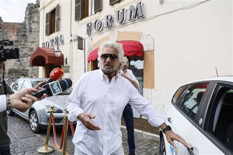 Beppe Grillo resta ricoverato dimissioni venerdì o sabato LaPresse