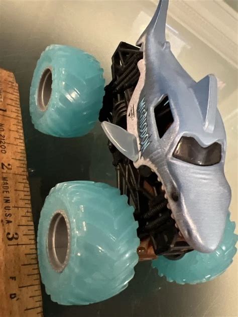 CAMION HOT WHEELS Monster Jam Megalodon requin échelle 1 64 bandes de roulement robustes
