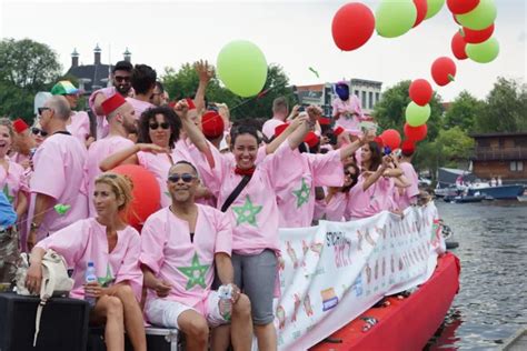 Un Bateau Dhomosexuels Marocains D File La Gay Pride Damsterdam Telquel Ma