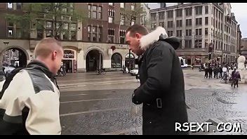 Un mec en chaleur visite les prostituées et se fait sucer par la grosse bite XVIDEOS