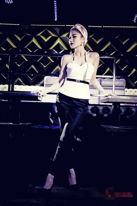 Hot girl Meo Meo xuất hiện trở lại sau năm sinh con