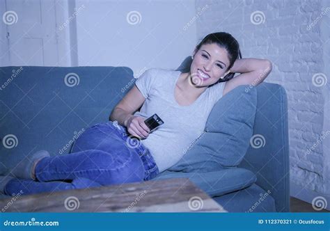 Giovane Bella E Donna Latina Felice Sul Suo 30s Che Tiene La Ripresa Esterna Della TV Che Gode A