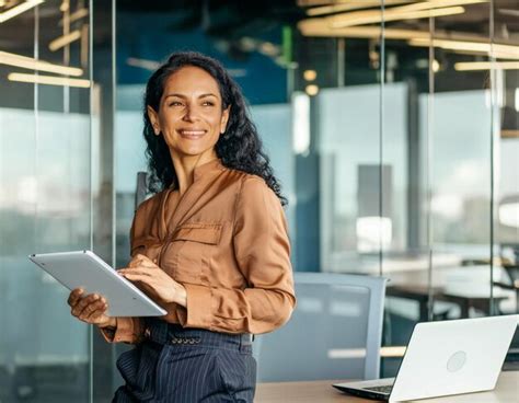 Premium Photo Smiling Mature Brunette Latin Professional Businesswoman Bank Manager Office