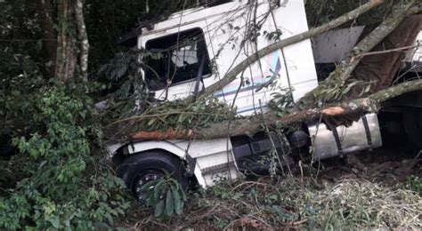 Susto Caminhoneiro Perde Controle E Carreta Passa A Poucos Metros De