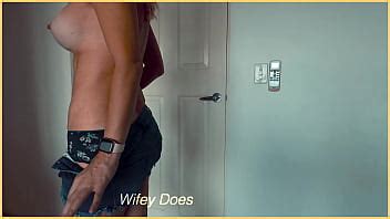 femme se déshabille de son short en jean XVIDEOS