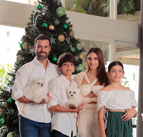 Carol Celico divulga foto de Natal ao lados do marido e dos filhos 