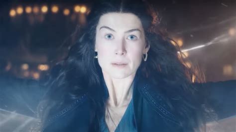 See Rosamund Pike Scare Everyone In The Wheel of Time First Scene ...