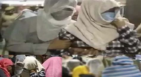 मसज सटर क आड म चल रह थ सकस रकट पलस न मर छप उड गय हश Sex racket was